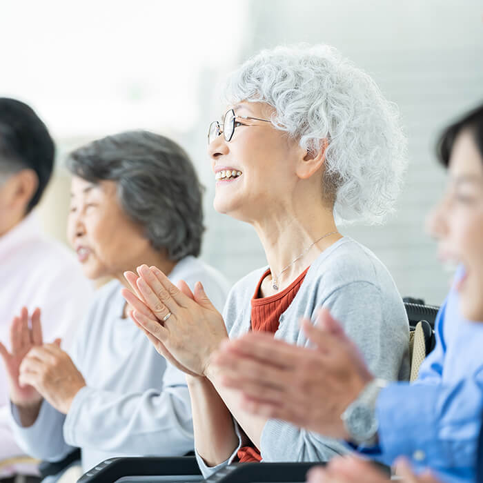 催しで拍手をする入居者たち